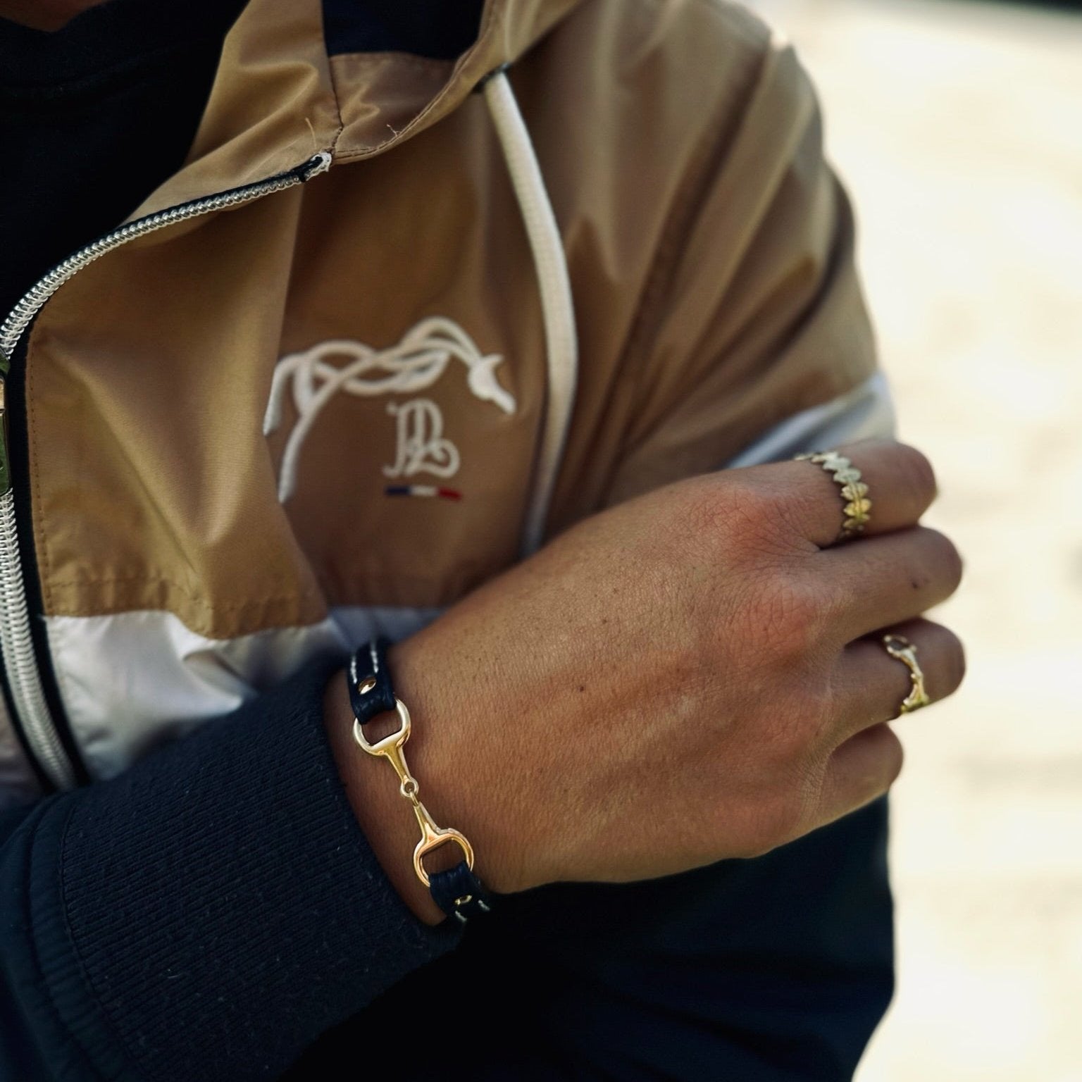 bracelet Fano mors acier en cuir noir porté au poignet