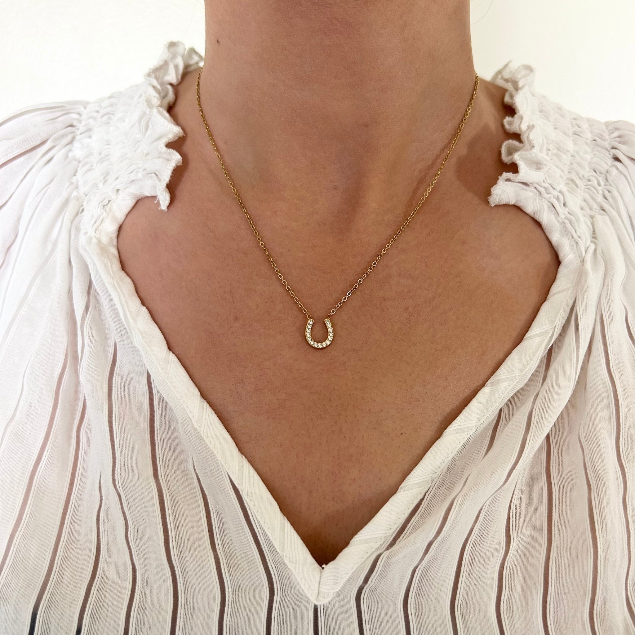 collier fiera strass doré porté