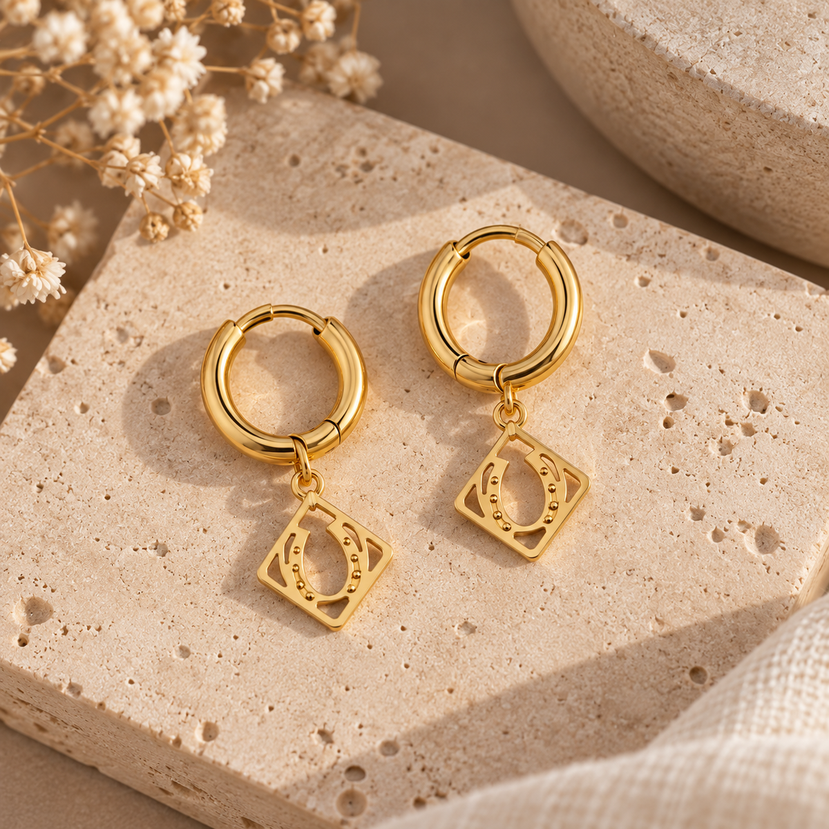 Boucles d’oreilles créoles Dixie dorées avec pendentif fer à cheval – Equestrian Shop